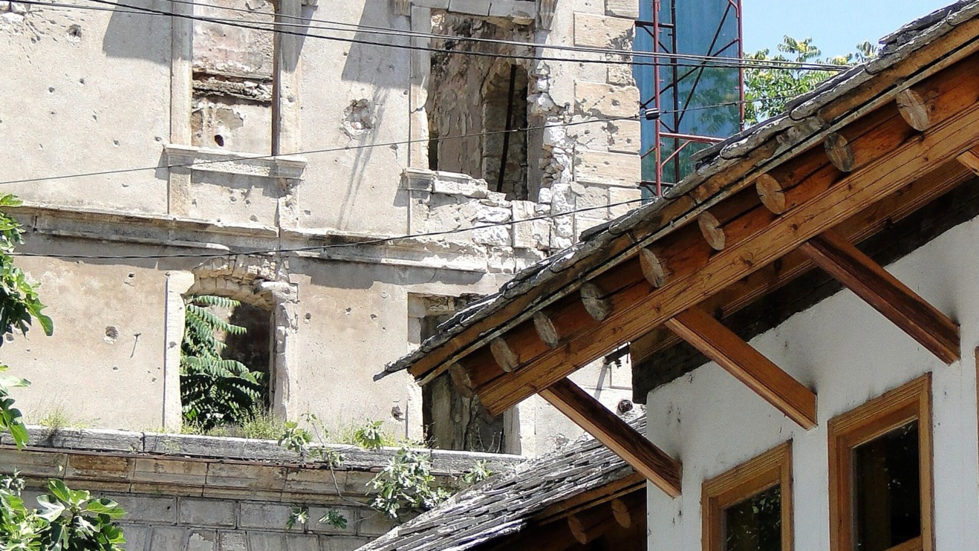 Пошкоджений фасад — фіксація збитків від агресії